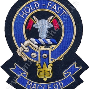 以下が含まれることがあります： 黒の背景に「HOLD FAST」と「MACLEOD」の文字が書かれた、青と金の刺繍が施されたクランの紋章パッチです。