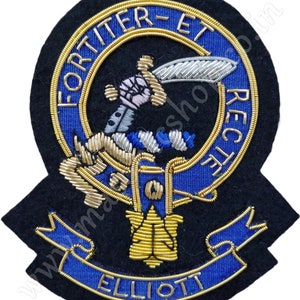 Puede incluir: Un parche bordado de fieltro negro con un diseño dorado y plateado. El diseño presenta una espada, una cinta y el texto "FORITITER ET RECTE ELLIOTT".