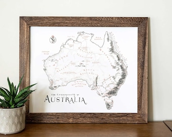 Peut inclure: Une carte en noir et blanc de l'Australie encadrée avec le titre "The Commonwealth of Australia". La carte montre les différents États et territoires de l'Australie.