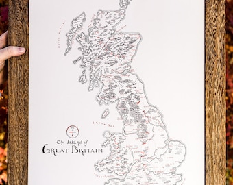 Peut inclure: Une carte encadrée de l'île de Grande-Bretagne avec une illustration détaillée en noir et blanc des régions et des frontières du pays. La carte est imprimée sur du papier blanc et porte un titre et une boussole rouges.