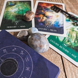 Vérités structurées : lecture d'oracles en profondeur de Mercure et Saturne, lecture psychique