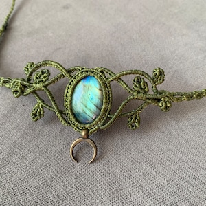 Macrame Labradorite Choker: Green Boho Necklace with Leaf Detail