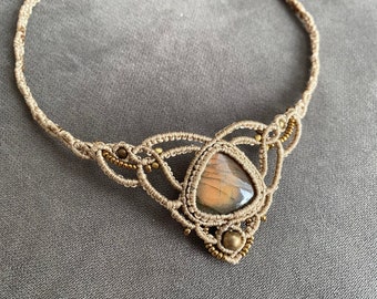 Collier ras de cou en macramé avec pierre labradorite, collier beige avec détail de perles, diadème en macramé, collier élégant, bijoux en pierre naturelle