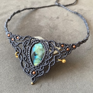 Macrame choker necklace with Labradorite stone, bohostyle Gemstone jewelry, unique festival design, labradorite Naturalstone pendant Tiara
