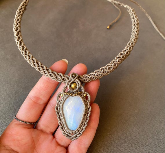 ロードナイト・レインボームーンストーン マクラメ編みチョーカー