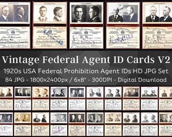 Op de afbeelding: Een set van 84 vintage-stijl federale agenten-ID-kaarten uit de jaren 1920. Elke kaart heeft een zwart-witfoto van een man in pak en stropdas, met zijn naam en titel eronder gedrukt. De kaarten zijn ontworpen om eruit te zien als officiële overheidsdocumenten, met de tekst "TREASURY DEPARTMENT INTERNAL REVENUE SERVICE" bovenaan gedrukt.
