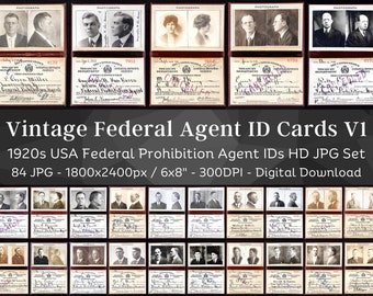 Op de afbeelding: Een verzameling vintage ID-kaarten van federale agenten uit de jaren 1920. De kaarten bevatten zwart-witfoto's van de agenten, samen met hun namen en identificatienummers. De kaarten zijn gedrukt op dik papier met een rode rand.