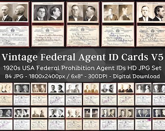Op de afbeelding: Een set van 84 vintage-stijl federale agenten-ID-kaarten uit de jaren 1920. Elke kaart heeft een zwart-witfoto van een man, samen met zijn naam en identificatienummer. De kaarten zijn gedrukt op crèmekleurig papier met een rode rand. De kaarten zijn 15,24 cm x 20,32 cm en 300 DPI.