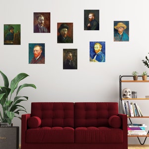Puede incluir: Un interior de sala de estar con un sof&aacute; rojo, una planta y una estanter&iacute;a con libros y una calavera. Hay nueve retratos enmarcados de un hombre con barba y bigote colgados en la pared.