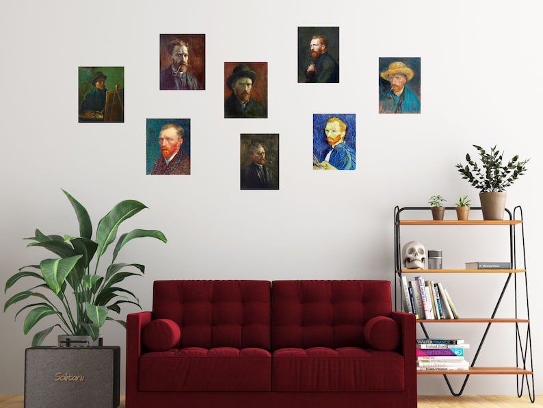 Puede incluir: Un interior de sala de estar con un sof&aacute; rojo, una planta y una estanter&iacute;a con libros y una calavera. Hay nueve retratos enmarcados de un hombre con barba y bigote colgados en la pared.