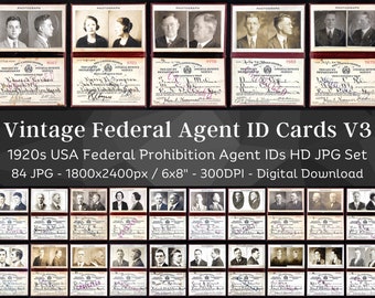 Op de afbeelding: Een set van 84 vintage-stijl federale agenten-ID-kaarten uit de jaren 1920. Elke kaart bevat een zwart-witfoto van een persoon, samen met tekst die de naam van de persoon, het ID-nummer en de woorden "United States Treasury Department, Internal Revenue Service" bevat.