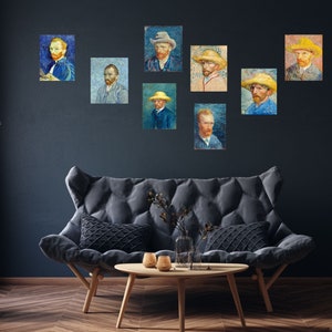 Puede incluir: Una colecci&oacute;n de ocho autorretratos enmarcados de Vincent van Gogh, cada uno representando al artista con una expresi&oacute;n y un estilo diferente. Los retratos est&aacute;n dispuestos en una cuadr&iacute;cula en una pared azul oscuro, con un sof&aacute; gris y una mesa de caf&eacute; de madera en primer plano.