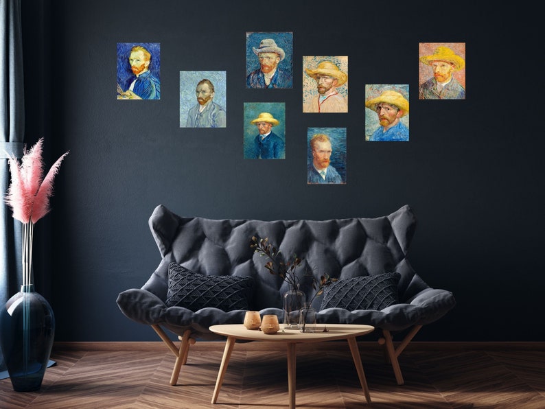 Puede incluir: Una colecci&oacute;n de ocho autorretratos enmarcados de Vincent van Gogh, cada uno representando al artista con una expresi&oacute;n y un estilo diferente. Los retratos est&aacute;n dispuestos en una cuadr&iacute;cula en una pared azul oscuro, con un sof&aacute; gris y una mesa de caf&eacute; de madera en primer plano.