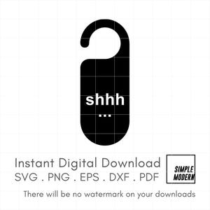 以下が含まれることがあります： 白い文字で「shhh」という言葉が書かれた黒いドアハンガー。単語の下には3つの白い点があります。画像には「Instant Digital Download」というテキストとファイルタイプのオプションも含まれています。
