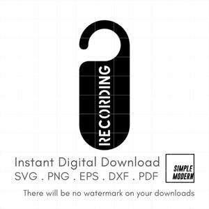 Peut inclure: Un porte-affiche noir avec le mot « RECORDING » en blanc, conçu pour le téléchargement numérique. Le design comprend un dessus incurvé et un corps rectangulaire. Le texte « Téléchargement numérique instantané » et les types de fichiers sont également inclus.