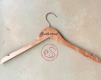 Wieszak ślubny dla druhny z drewna spalonej