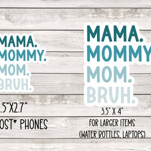 Pu&ograve; includere: Due adesivi blu e bianchi con il testo "MAMA. MOMMY. MOM. BRUH." L'adesivo pi&ugrave; piccolo misura 2,5 pollici per 2,7 pollici e dice "FITS MOST PHONES". L'adesivo pi&ugrave; grande misura 3,5 pollici per 4 pollici e dice "FOR LARGER ITEMS (WATER BOTTLES, LAPTOPS)".