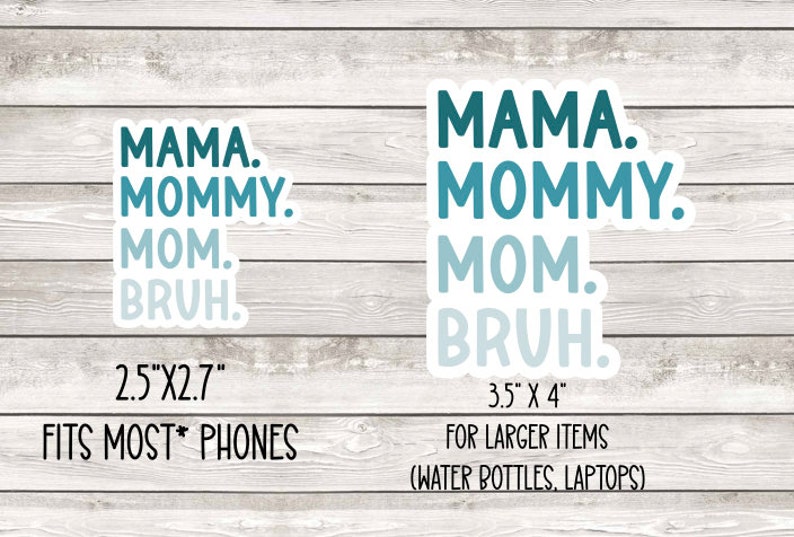 Pu&ograve; includere: Due adesivi blu e bianchi con il testo "MAMA. MOMMY. MOM. BRUH." L'adesivo pi&ugrave; piccolo misura 2,5 pollici per 2,7 pollici e dice "FITS MOST PHONES". L'adesivo pi&ugrave; grande misura 3,5 pollici per 4 pollici e dice "FOR LARGER ITEMS (WATER BOTTLES, LAPTOPS)".