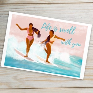 Dos amigos en longboards atrapando olas, tarjeta de vacaciones de surf longboard, postal de longboard, regalo de surf longboard, tarjeta de amor y frienship