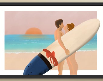 Para całuje się i trzyma prezent na desce surfingowej na plaży, cyfrowa grafika surfowania do pobrania, plakat pary surfowania, grafika do sypialni