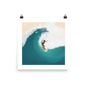 Op de afbeelding: Een digitale schildering van een persoon die op een grote golf surft. De golf is tealblauw met wit schuim aan de top. De persoon draagt een zwarte badpak en surft op een geel surfboard.