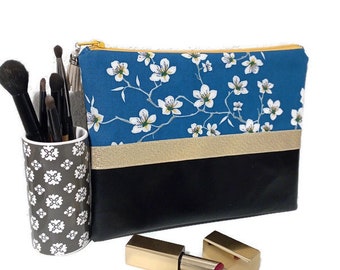 pochette ,trousse à maquillage simili cuir et motifs fleurs du Japon ,fermeture éclair et pompon suédine