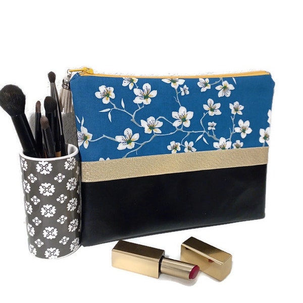 pochette ,trousse à maquillage simili cuir et motifs fleurs du Japon ,fermeture éclair et pompon suédine