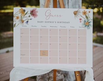 以下が含まれることがあります： 花柄のデザインと「Guess Baby Sophie's Birthday」というテキストが書かれた白いカレンダー。カレンダーは7月と8月で設定されており、出産予定日は8月3日にマークされています。