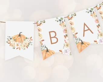 Op de afbeelding: Een banner met witte vlaggetjes geregen aan een bruin touwtje. Elke vlaggetje heeft een aquarelontwerp van een pompoen en bloemstuk. De letters "B", "A" staan op de banner. De banner is versierd met pompoenen en bloemen. De tekst "Visit ROSEMARYLINES at Etsy.com" staat onderaan.