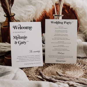 Könnte beinhalten: Ein Programm für eine Hochzeitszeremonie mit weißem Hintergrund und schwarzem Text. Das Programm enthält die Hochzeitsgesellschaft, die Reihenfolge der Zeremonie und eine Dankesbotschaft. Der Text lautet "Willkommen zur Hochzeit von Melanie & Grey" und "Hochzeitsgesellschaft".