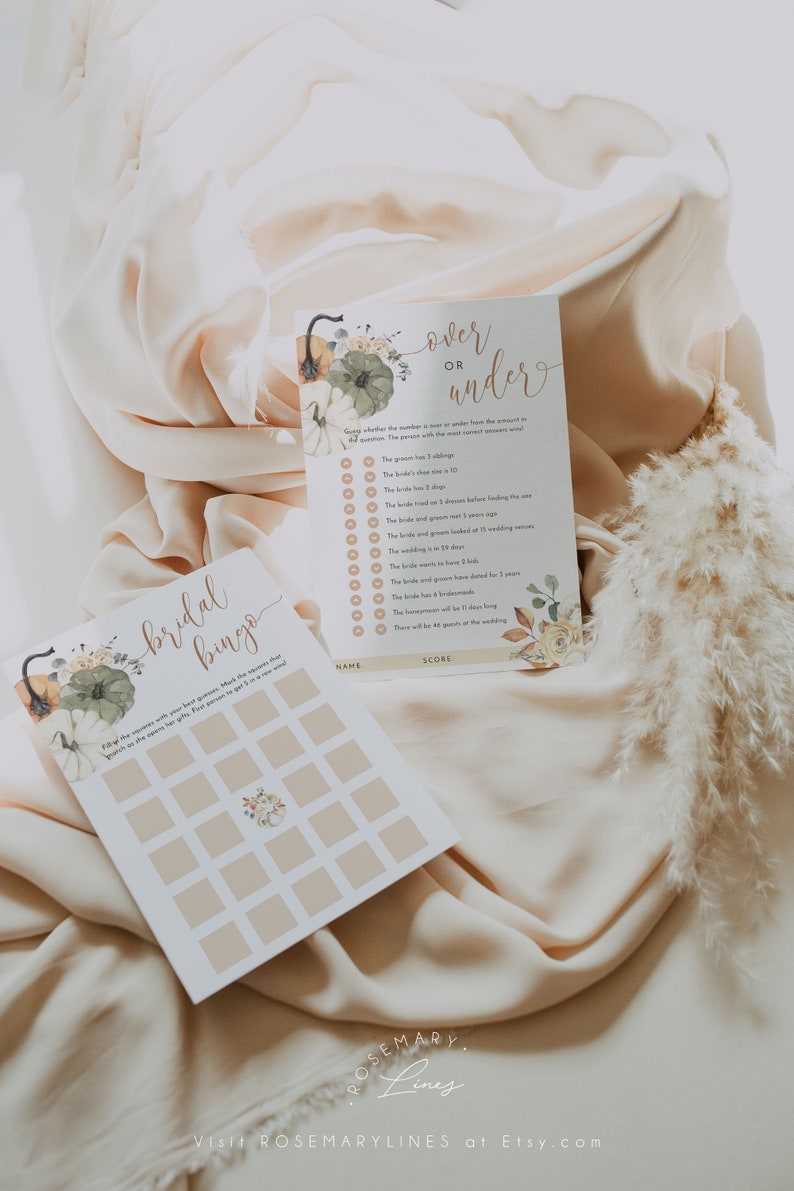 Puede incluir: Dos tarjetas de juego de despedida de soltera imprimibles con tem&aacute;tica oto&ntilde;al. La primera tarjeta es una tarjeta de bingo con un dise&ntilde;o de calabaza y flores. La segunda tarjeta es un juego de m&aacute;s o menos con un dise&ntilde;o de calabaza y flores. El texto de la segunda tarjeta dice "M&aacute;s o Menos".