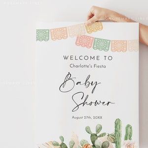 Pu&ograve; includere: Un invito stampabile per un baby shower con un design di cactus e fiori. L'invito dice "Benvenuti alla Fiesta di Charlotte Baby Shower August 27th, 20XX" e include il sito web "Visita ROSEMARYLINES su Etsy.com".