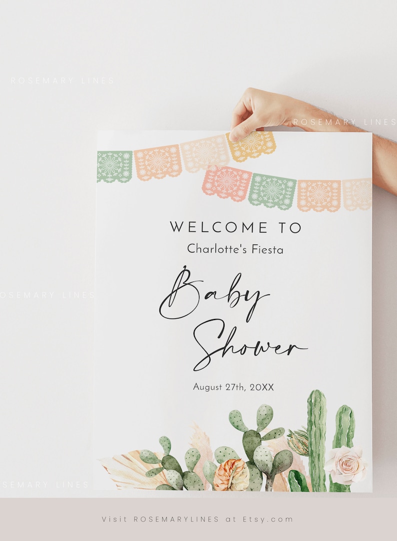 Pu&ograve; includere: Un invito stampabile per un baby shower con un design di cactus e fiori. L'invito dice "Benvenuti alla Fiesta di Charlotte Baby Shower August 27th, 20XX" e include il sito web "Visita ROSEMARYLINES su Etsy.com".