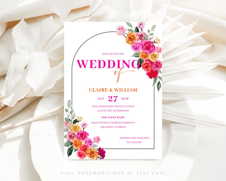 Puede incluir: Invitaci&oacute;n de boda con un dise&ntilde;o de arco floral. La invitaci&oacute;n es blanca con texto negro y un dise&ntilde;o floral rosa y naranja. El texto dice "Join us for the Wedding of Claire & William, S&aacute;b 27 Mar, Dos mil veinte-XXXXX, 15:00 de la tarde, The West Barn, 4020 Central Florida Parkway, Orlando, Florida, Cena y baile a continuaci&oacute;n".