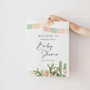 Pu&ograve; includere: Un cartello di benvenuto stampabile per un baby shower con un design di cactus e fiori. Il cartello dice "Benvenuti alla festa di Charlotte August 27th, 20XX".