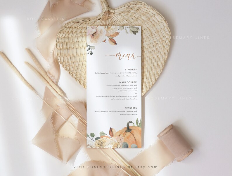K&ouml;nnte beinhalten: Eine Men&uuml;karte mit einem Aquarell-K&uuml;rbis- und Blumendesign. Das Men&uuml; bietet Vorspeisen, Hauptgerichte und Desserts. Die Karte ist mit beigen und orangefarbenen Blumen und Bl&auml;ttern verziert. Der Text "menu" ist in Schreibschrift geschrieben.