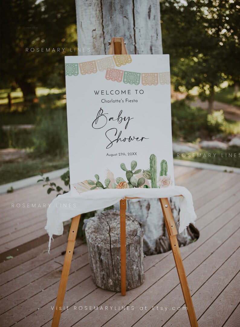 Pu&ograve; includere: Un cartello di benvenuto bianco con un design di cactus e fiori. Il cartello recita "Benvenuti alla festa di baby shower di Charlotte August 27th, 20XX".