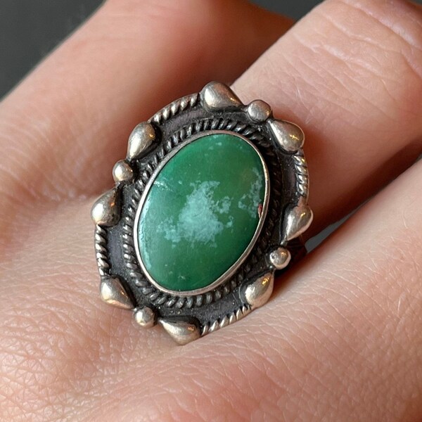 Sz 9.25 ~ Vintage Mid 1900's Southwestern Native American Sterling Silver & Green Turquoise Ring