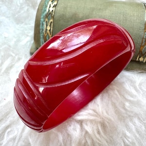 1940年代のヴィンテージ、彫刻入りチェリーレッドのベークライトバングルブレスレット