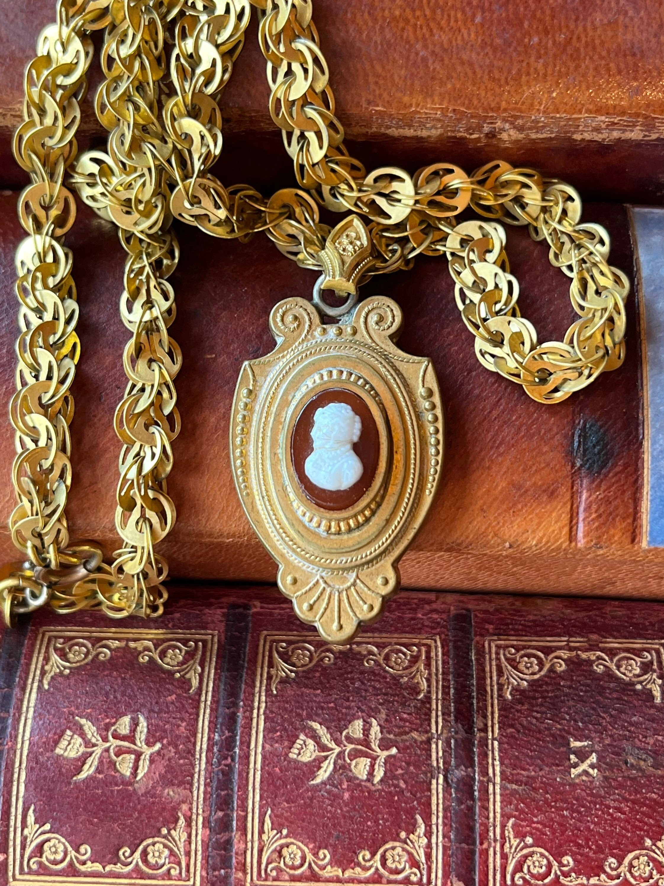 Pendentif Camée Victorien Antique Années 1890 – Or Laminé Sur Coquille, Chaîne 18 Pouces, Vintage