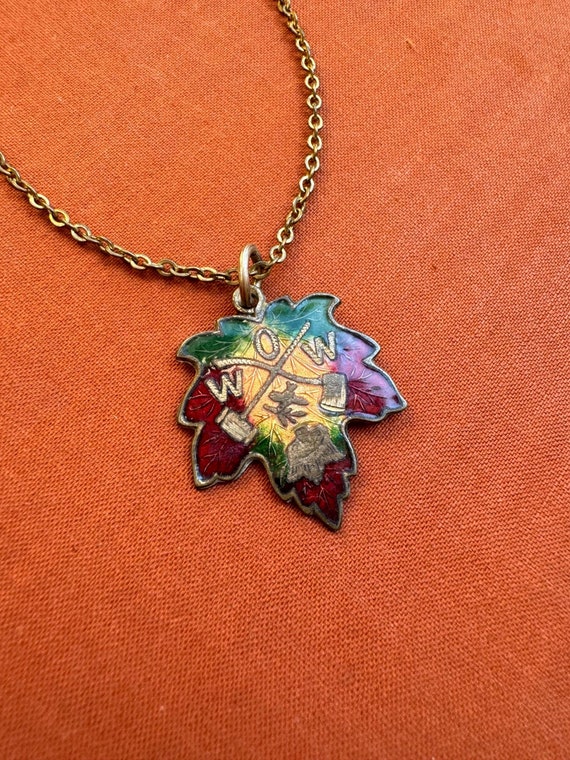 Chaîne Vintage Dorée Avec Pendentif/broche émaillé Vert - Très Bon état - Bijou Ancien élégant - Occasion