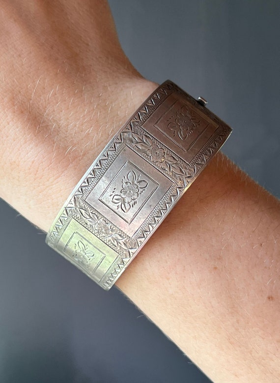 Antique Victorian Solid Silver Etched Floral Hing… - image 1