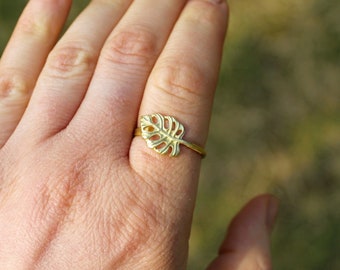 Ajdjustable brass monstera leaf ring