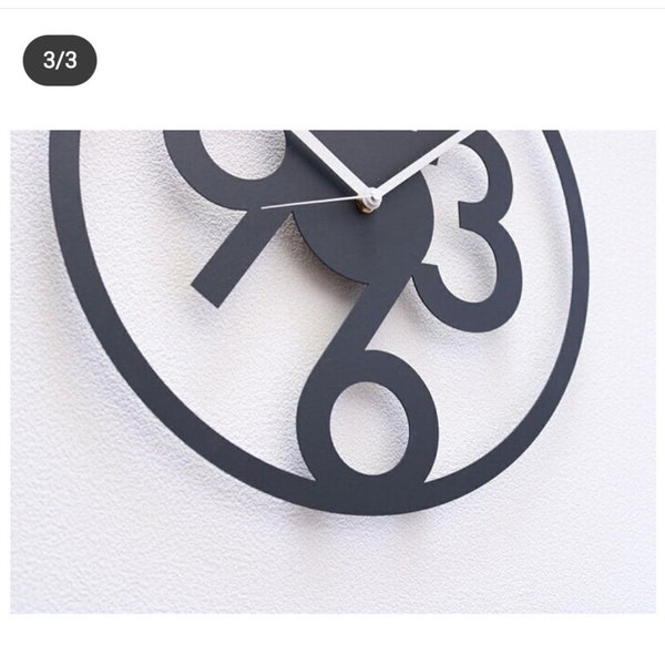 El reloj de pared está hecho de metal ligero.