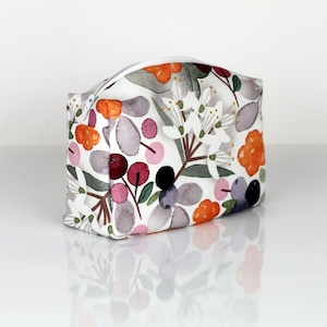 Könnte beinhalten: Weiße Kosmetiktasche mit Reißverschluss und einem Blumendruck mit orangefarbenen, rosa, violetten und grünen Aquarell-Beeren und Blumen.