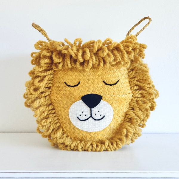 Large lion seagrass belly basket