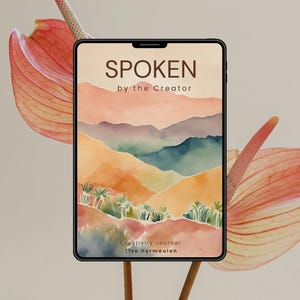 Pode incluir: Um tablet digital exibindo uma paisagem em aquarela com o texto "SPOKEN by the Creator". A capa apresenta uma cordilheira em tons de laranja, verde e azul. O diário é rotulado como "Creativity Journal" por Lize Vermeulen.