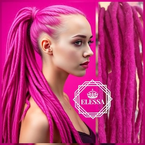 Pode incluir: Uma mulher com rastas rosa vibrantes presas em um rabo de cavalo alto. O cabelo é de uma cor sólida e ousada, complementada por um fundo rosa correspondente. A imagem inclui o texto "Elessa" em uma moldura geométrica branca.
