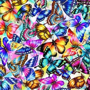 Puede incluir: Un patrón colorido de mariposas con alas vibrantes en tonos de azul, amarillo, rosa, naranja y verde. Las mariposas están dispuestas en un patrón aleatorio sobre un fondo blanco.