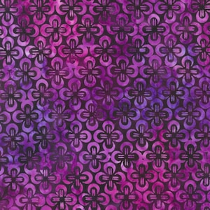 Può includere: Tessuto viola e nero con un motivo ripetitivo di fiori stilizzati. Il tessuto ha un effetto tie-dye.